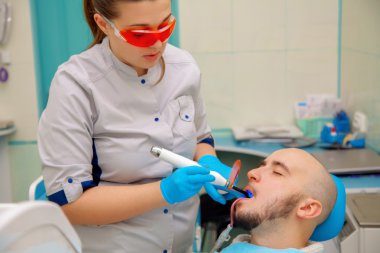 yakışıklı erkek model d bir diş ofisinde dişlerini davranır