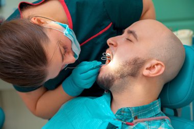 Dentis ile yakışıklı erkek modelin yatay yakın portre 