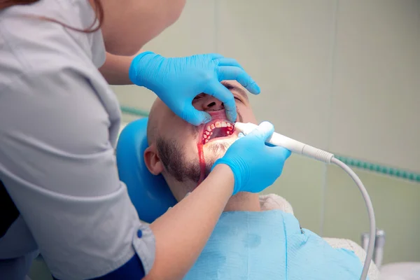 Garçon nettoie une plaque lors d'une réception chez le dentiste — Photo