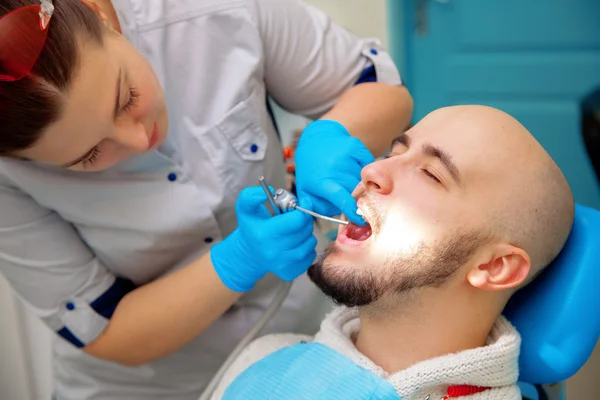 Foto de perto do paciente no exame dos dentes no — Fotografia de Stock