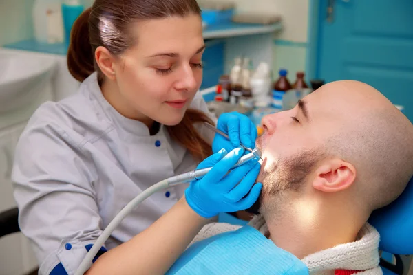 Dentista examinando los dientes de un paciente —  Fotos de Stock