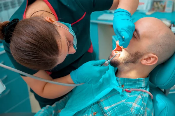 Cara no dentista exame verifica os dentes — Fotografia de Stock