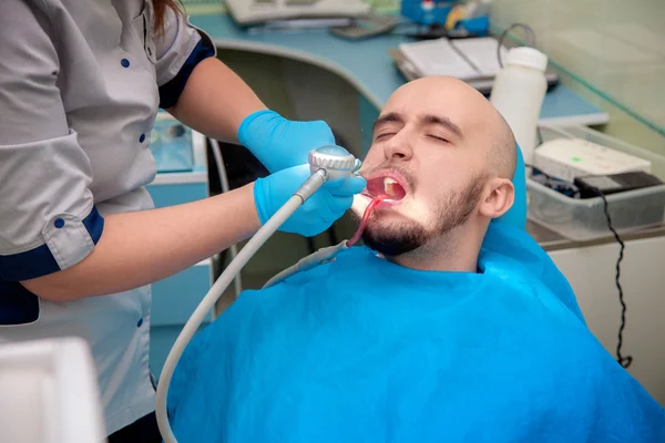 水平照片的男性模型治疗他的牙齿在牙科办公室 — 图库照片