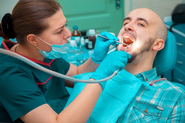 Buen hombre hace la prevención de la caries en los chequeos dentales — Foto de Stock