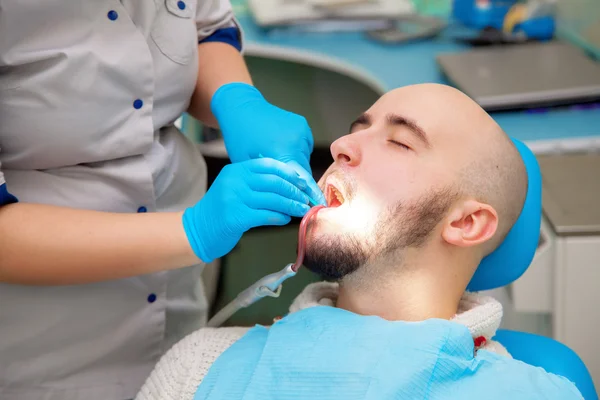 Photo of young adultmale patient takes a dental attendance in th — 图库照片