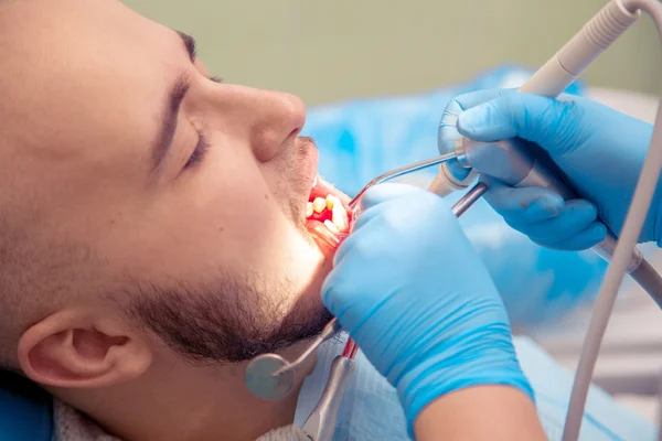 Retrato de paciente varón adulto joven toma una asistencia dental i —  Fotos de Stock