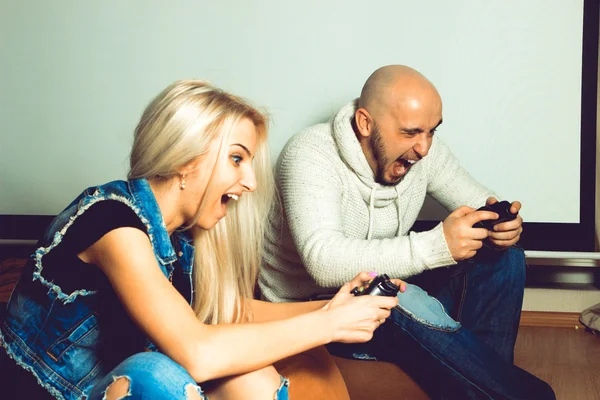 Funny couple playing computer games — Stock Photo, Image