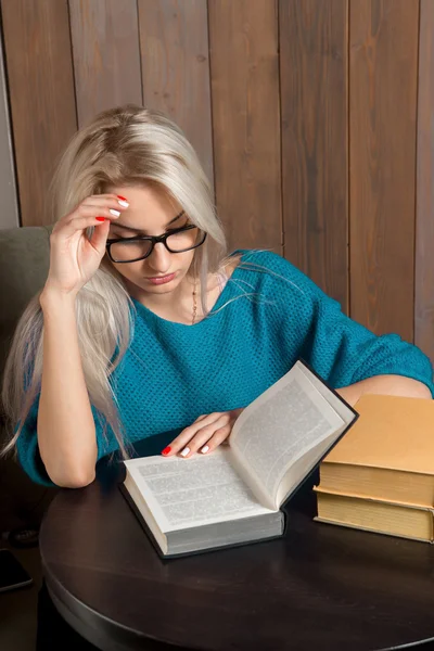 Ragazza con i libri — Foto Stock