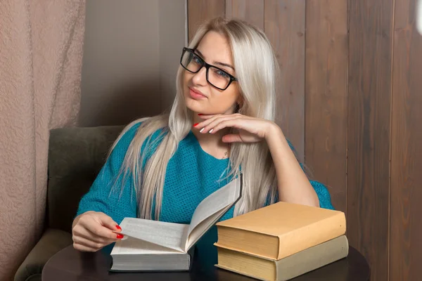 Meisje met de boeken — Stockfoto