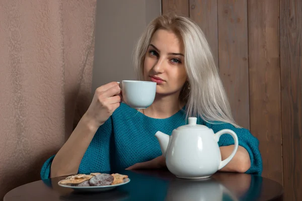 Girl drinking tea — Stock Photo, Image