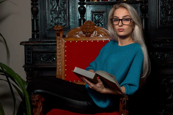 Vrouw is het lezen van de boeken — Stockfoto