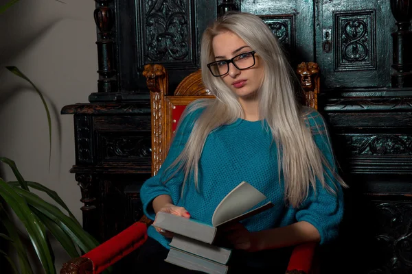 Kvinnan läsa böcker — Stockfoto
