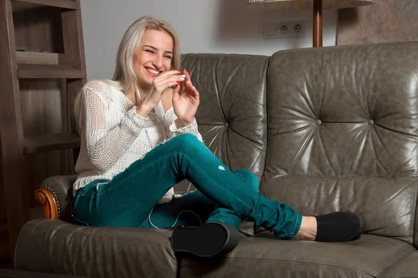 Chica está escuchando música — Foto de Stock