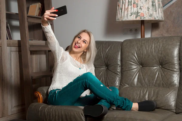 Chica rubia está haciendo selfie — Foto de Stock