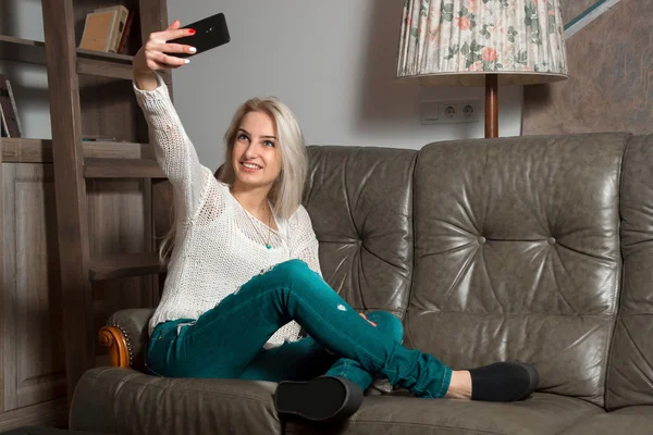 Chica rubia está haciendo selfie — Foto de Stock
