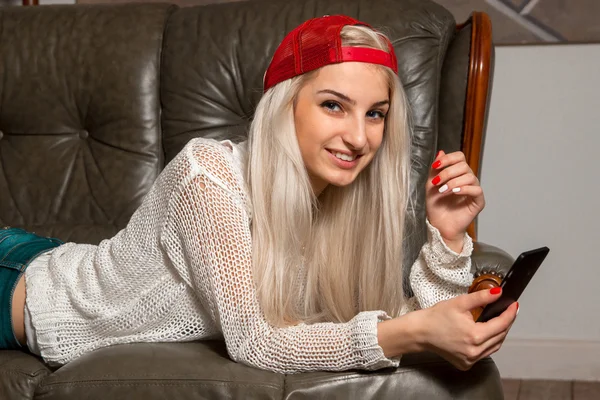 Mädchen mit dem Telefon — Stockfoto