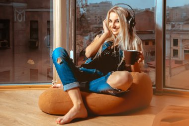 Hea müzik dinlemek güzel gülümsemeyle şirin kız