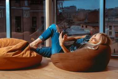 Telefona yazma ve gülümseyen genç güzel kız