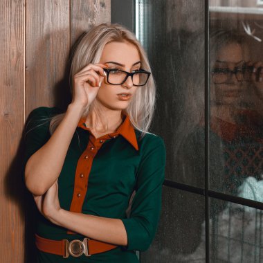 Genç ve güzel sarışın Kız bardaklarda uzağa arıyorsunuz fotoğrafı 