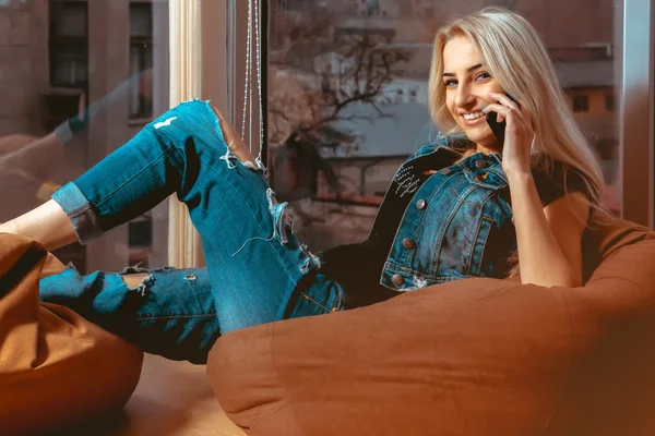 Loira jovem mulher falando telefone e sorrindo na câmera no casual — Fotografia de Stock