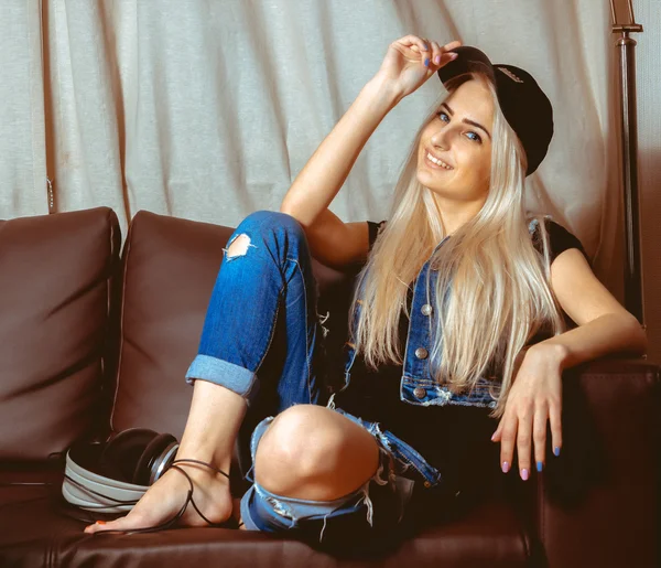 Fyrkantiga porträtt av skönhet blonda kvinnan i casual kläder sitter på — Stockfoto