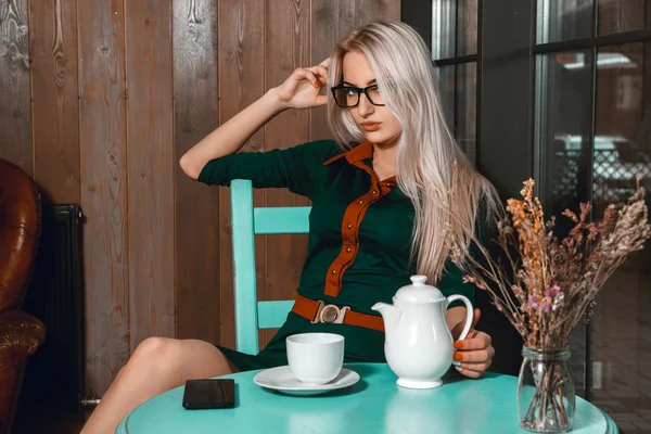 Attrayant jeune femme d'affaires ont une pause café dans un café — Photo