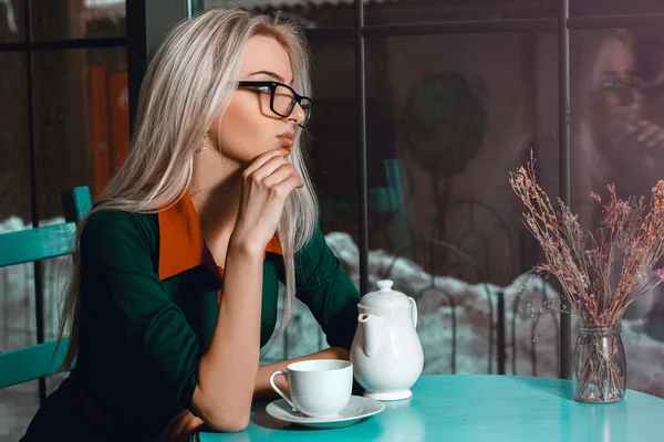 Biznes blond dama w kawiarni myślenia o czymś — Zdjęcie stockowe