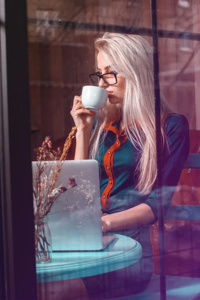 Belleza mujer de negocios beber café y el uso de ordenador portátil i — Foto de Stock