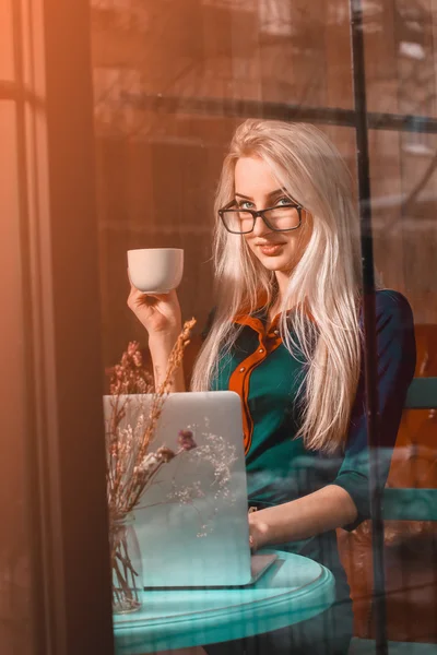 ゴージャスな若い幸せなブロンド ビジネスの女性のお茶のカップと、 — ストック写真