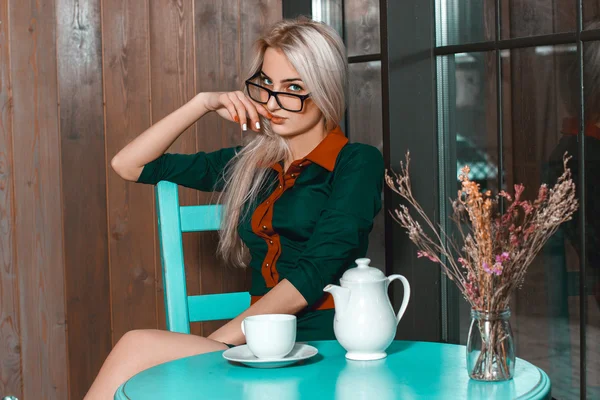 Portrait horizontal de jeune belle femme d'affaires dans un café — Photo