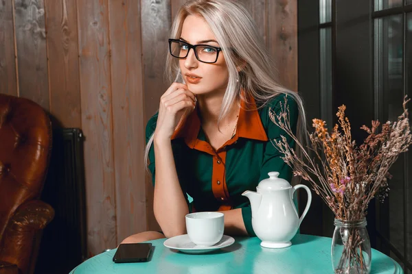 Całkiem młody biznes blond dama z kubkiem herbaty w kawiarni looki — Zdjęcie stockowe