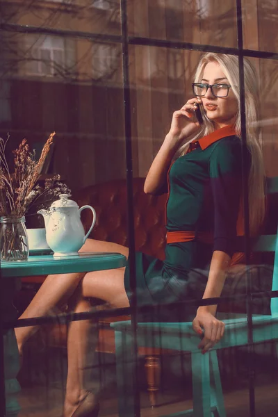 Sexual jeune femme d'affaires parlant au téléphone dans le café — Photo