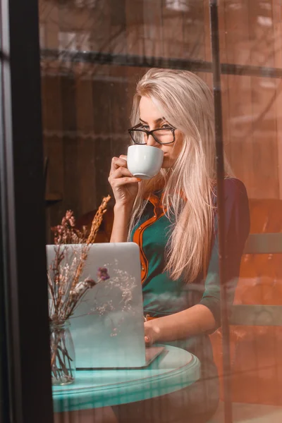 Joven mujer de negocios sexuales en un descanso de café usando un loptop — Foto de Stock