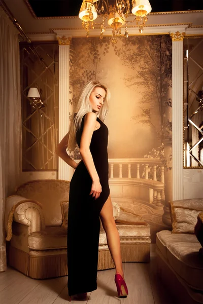 High Society Blondine sexy Frau im langen schwarzen Kleid und High Heels — Stockfoto