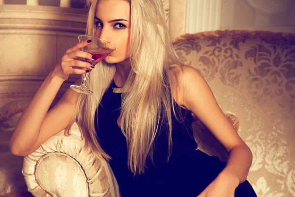 Sexuelle blonde Frau trinkt Martini — Stockfoto