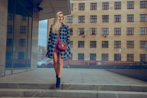 Uroczy młoda modelka z blond włosy spacery aroud str — Zdjęcie stockowe