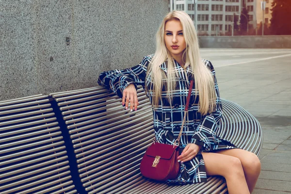 Piękna Młoda blondynka moda modelu pozowanie na zewnątrz i patrząc — Zdjęcie stockowe