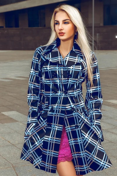 Mujer rubia con ojos azules posando al aire libre en abrigo —  Fotos de Stock