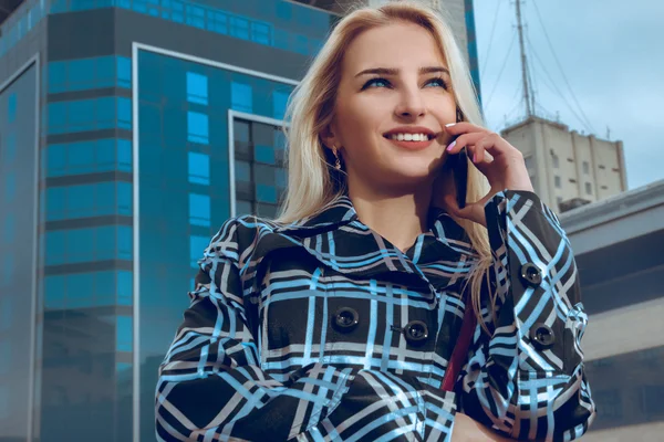 Bella donna d'affari bionda con gli occhi blu parlando telefono fuori — Foto Stock