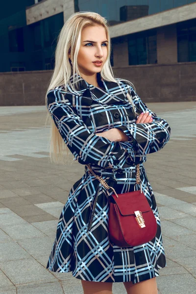 Modelo de moda con cabello rubio y ojos azules mirando al aire libre — Foto de Stock