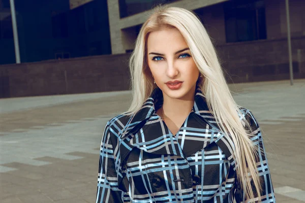 Cutie jonge volwassen blonde vrouw met blauwe ogen en gezonde huid l — Stockfoto