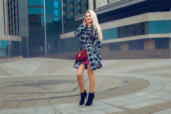 Preciosa joven rubia posando al aire libre y sonriendo en el vino — Foto de Stock