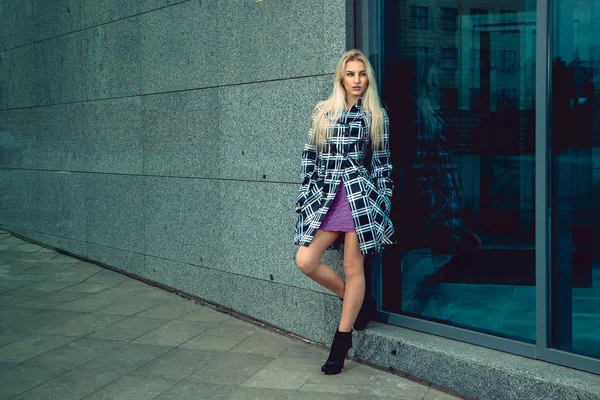 Prachtige jonge blonde mode model poseren buitenshuis en op zoek naar een — Stockfoto