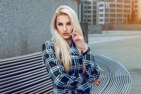 Retrato de mulher de negócios loira bonita com olhos azuis falando — Fotografia de Stock