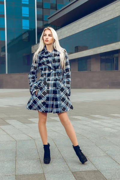 Vážné Mladá blondýnka modelka v kabátě pózuje venku — Stock fotografie