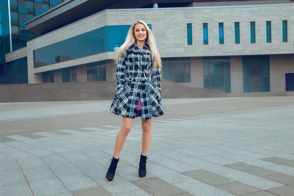 Joven mujer rubia alegre posando al aire libre y sonriendo en la c — Foto de Stock