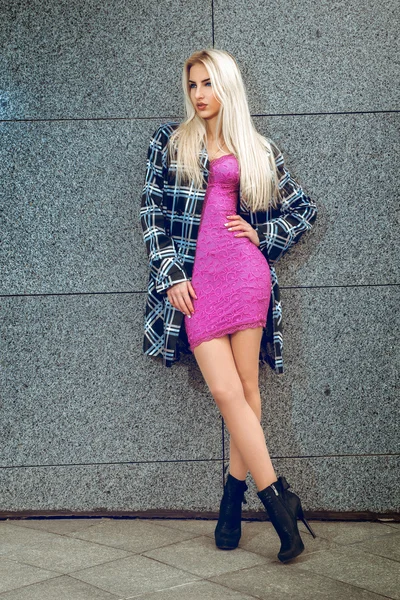 Joven modelo rubia sexy posando al aire libre — Foto de Stock