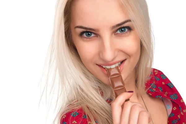 Vacker flicka äta choklad — Stockfoto