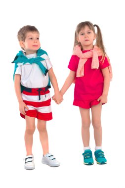 Beyaz bir arka plan üzerinde küçük çocuklar