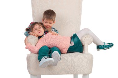 Çocuk bir sandalyede oturup